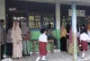 Hari Pertama Sekolah, Orang Tua Rela Datang Pagi Demi Bangku Paling Depan