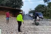 Tidak Kuat Nanjak, Truk Dump Bermuatan Batu Koral Terbalik di Bayung Lencir