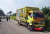 Motor Honda CRF Tabrak Truk Bermuatan Getah Karet di Keluang, Pengendara Alami Luka Berat
